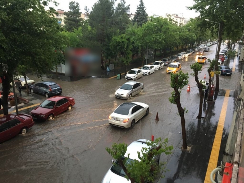 Diyarbakır’da cadde ve sokaklar sular altında kaldı