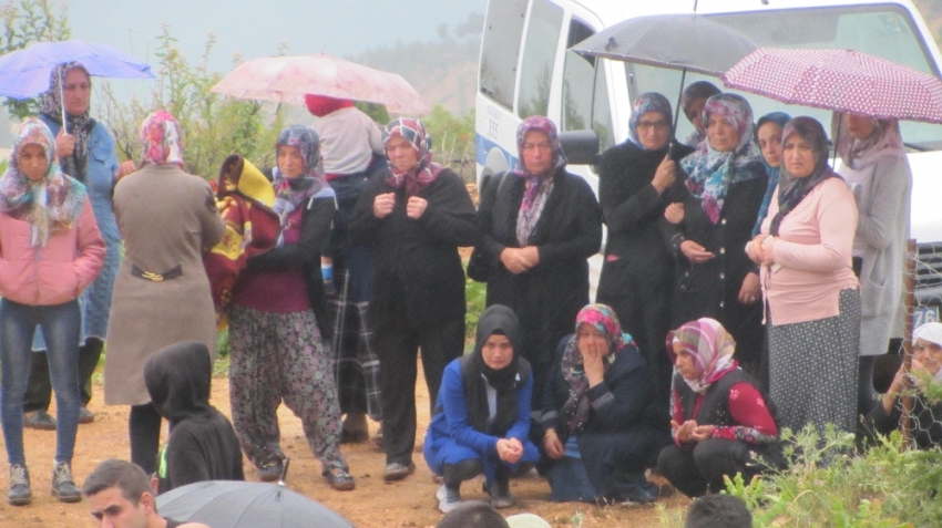 Gelininin tabutuna sarılarak ağladı