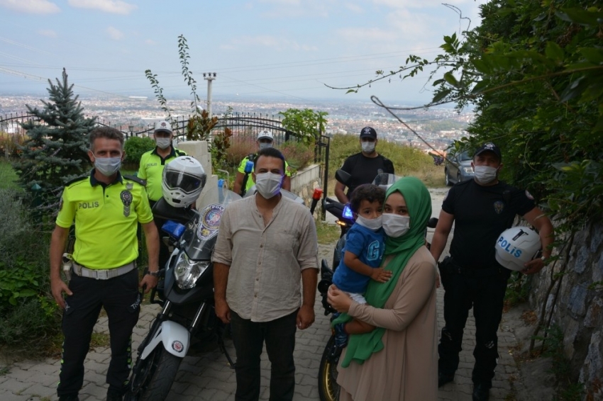 Polis maketine sarılan minik Ertuğrul’a Emniyet müdüründen jest