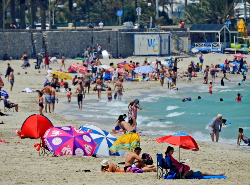 İzmir yanıyor, aşırı sıcaktan bunalanlar Çeşme’de serinliyor