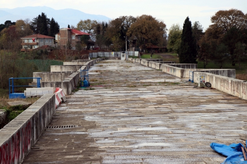 Bin 500 yıldır ayakta duran köprüde hamam yapısı ortaya çıktı