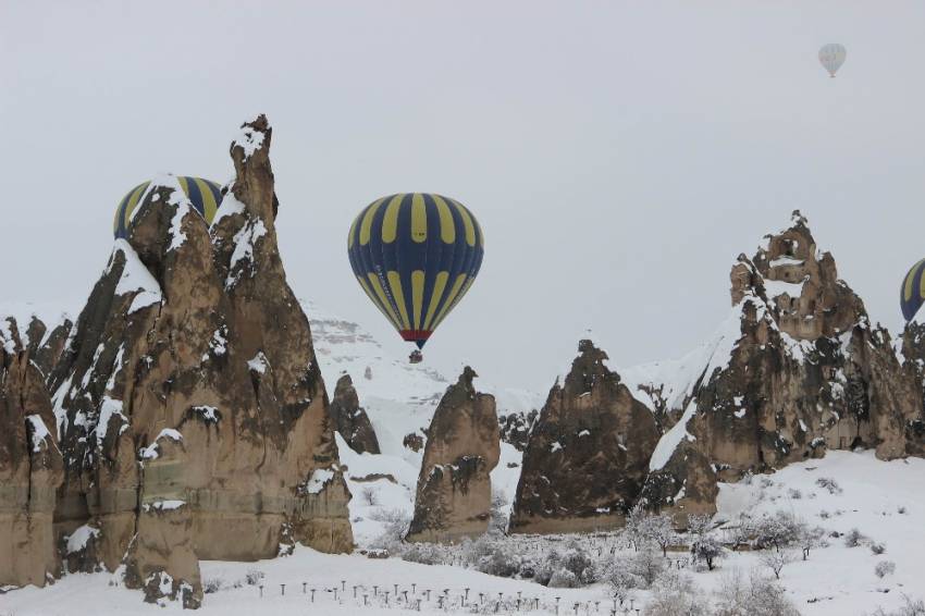 Karlar altında Kapadokya’da balon turu