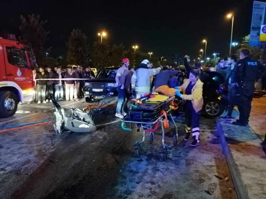 Hurdaya dönen otomobildeki sıkışanları itfaiye çıkarttı