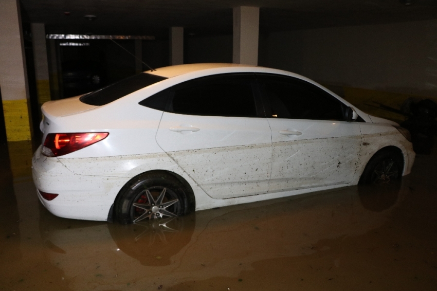 Otoparkı su bastı, araçlar suya gömüldü