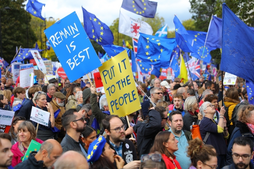 Brexit karşıtı yüz binlerce kişi sokağa döküldü