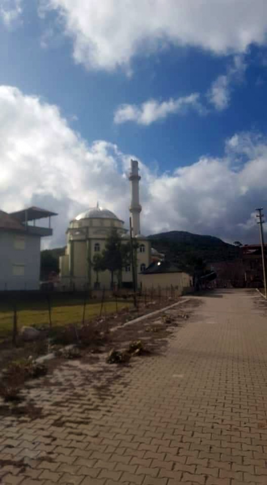 Şiddetli rüzgar cami minaresini devirdi