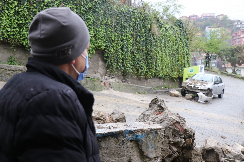 Gürültüye uyandı, aracını toprak altında görünce şok yaşadı