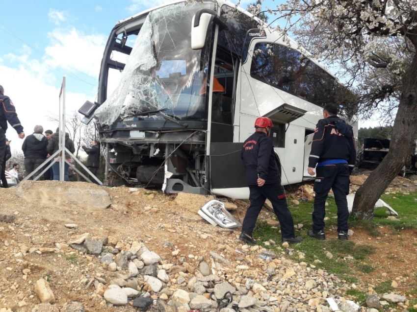 Otobüs elektrik direğine çarptı: 18 yaralı