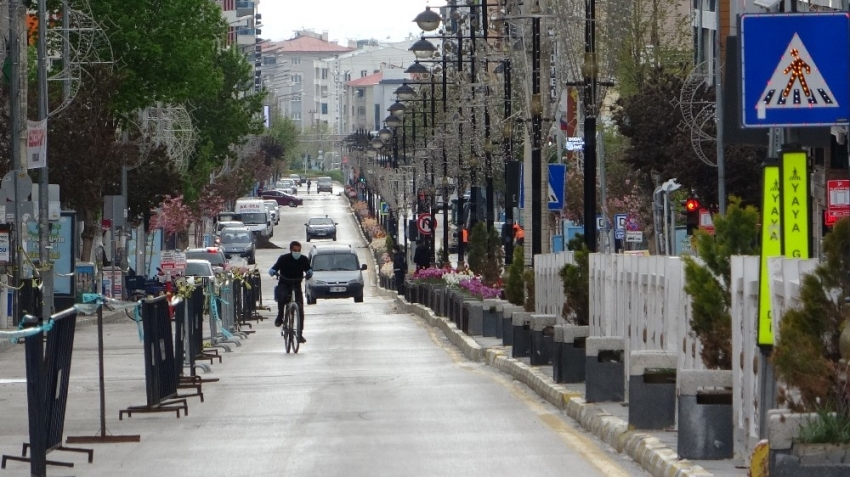 Cadde ve sokaklar yeniden sessizliğe büründü