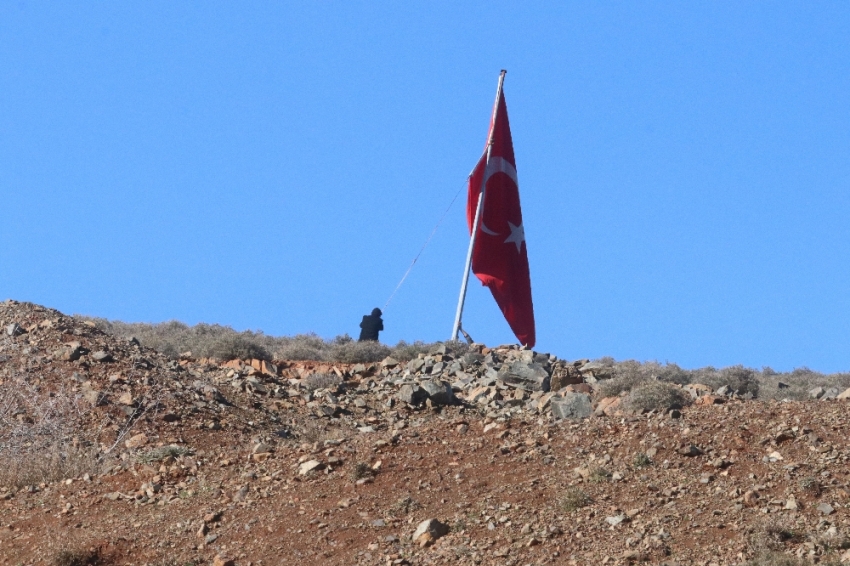 Afrin sınırına dev Türk bayrağı