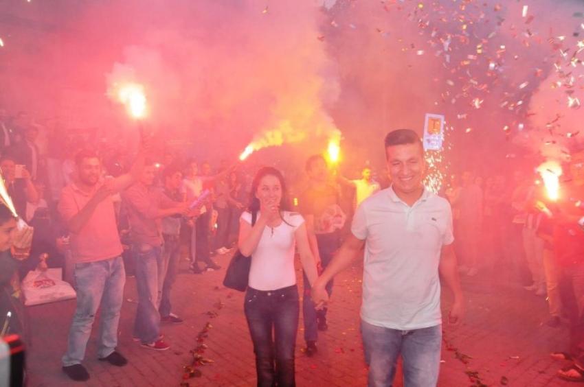 Bursa'da yüzlerce kişinin önünde evlenme teklifi!