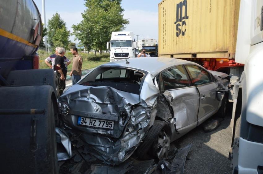 Bursa'da 2 TIR arasında sıkışan otomobilden...