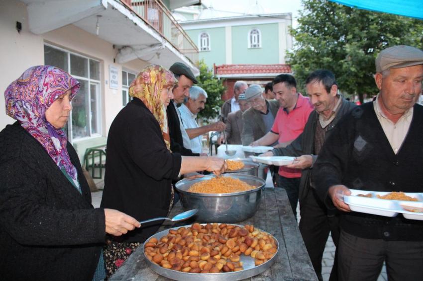 Oruçlarını altı yıldır köy meydanında açıyorlar