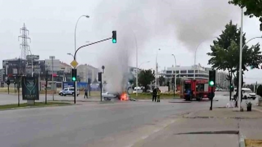 Bursa'da otomobil alev topuna döndü