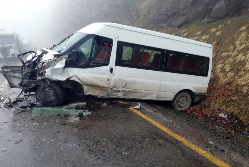 Öğrenci servisi ile otomobil çarpıştı: 2 ölü, 4 yaralı