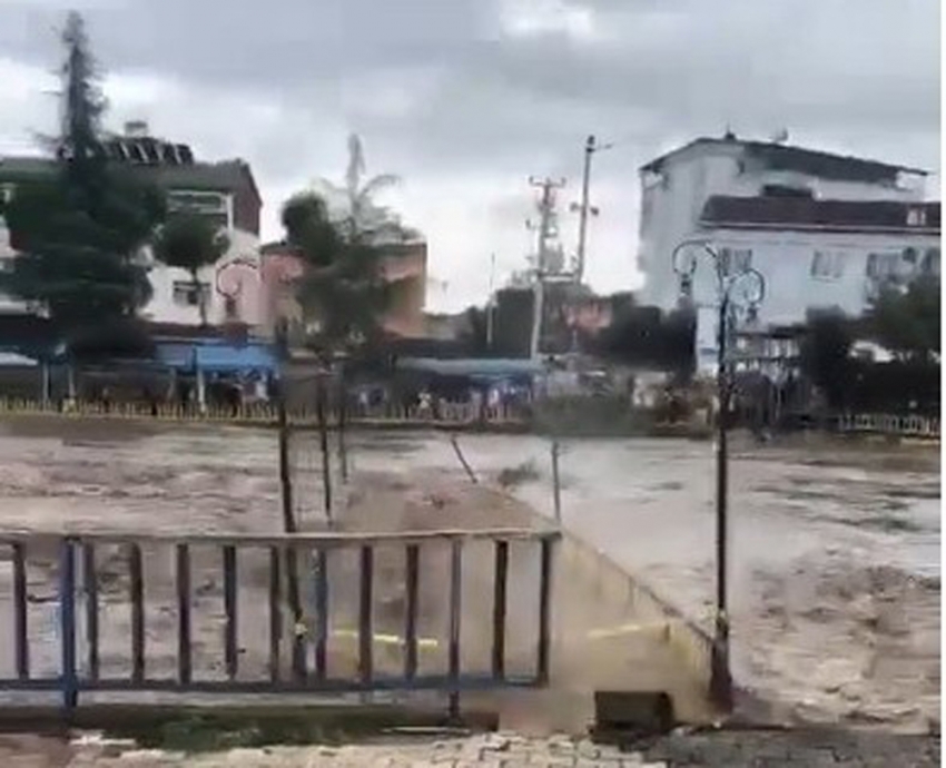 Terme’deki köprü sel sularına dayanamadı