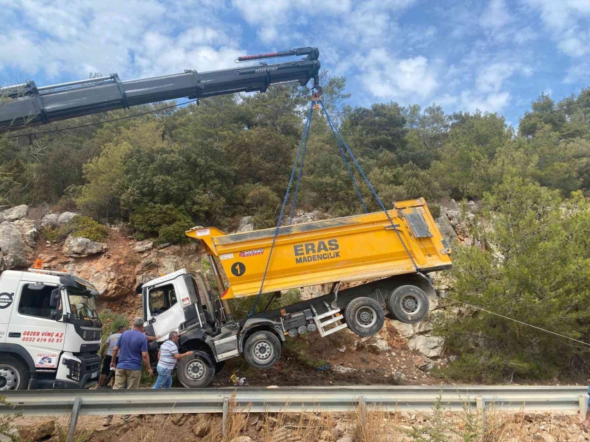 Hafriyat kamyonu devrildi, araç kuyruğu oluştu