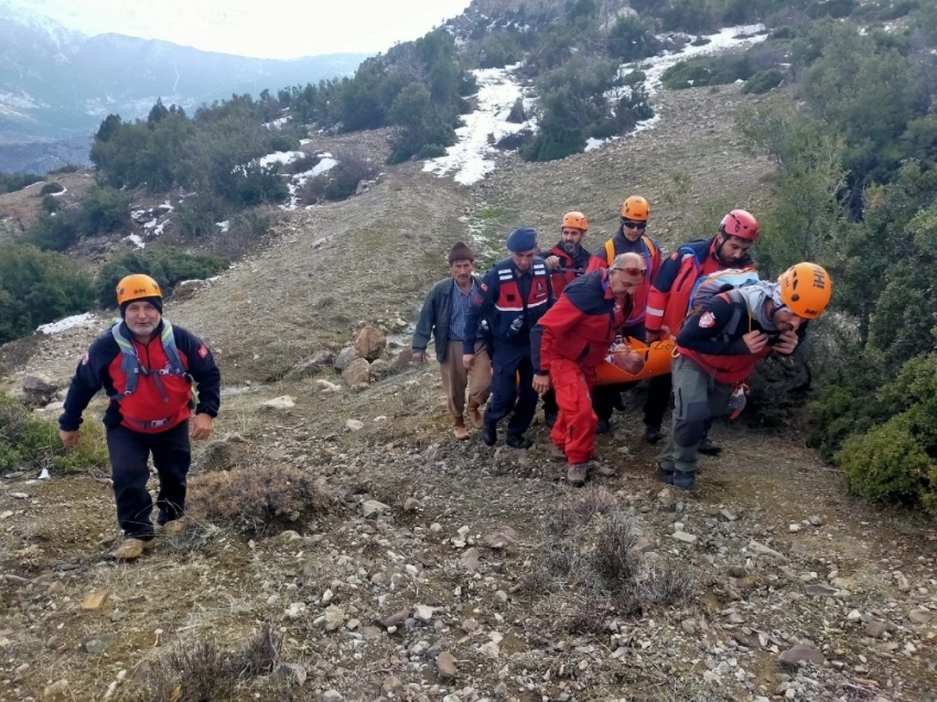 Yamaçtan düşen avcı, nefes kesen operasyonla kurtarıldı