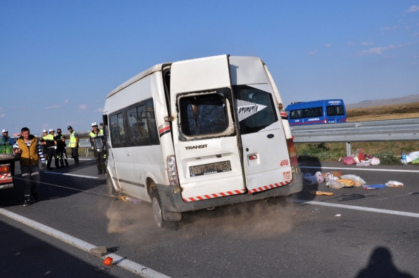 Lastiği patlayan minibüs takla attı: 5 yaralı