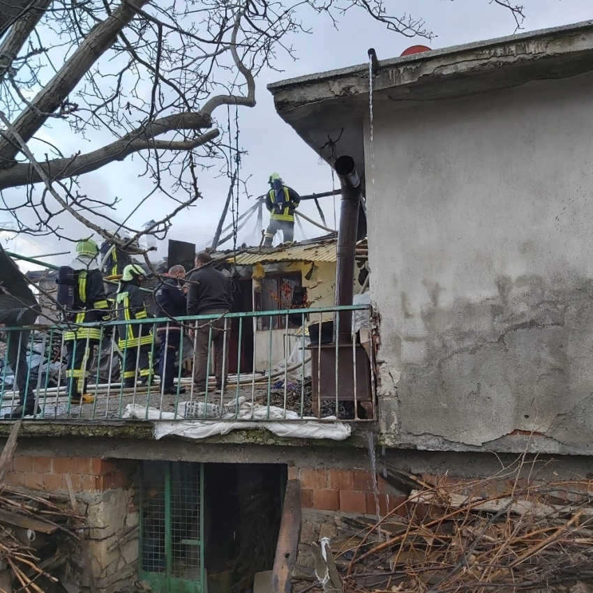 Denizli’de iki katlı ev alev alev yandı