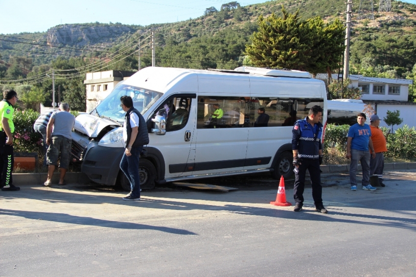 Öğrenci servisi direğe çarptı: 7 yaralı