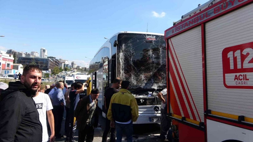 Yolcu otobüsüyle kamyon çarpıştı: 2 yaralı