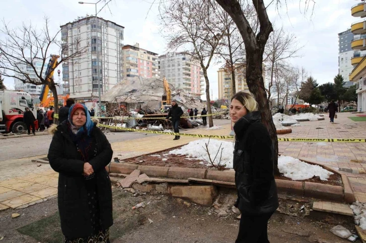 Acılı anne enkaz altındaki 2 çocuğu için gözyaşları arasında yardım istedi
