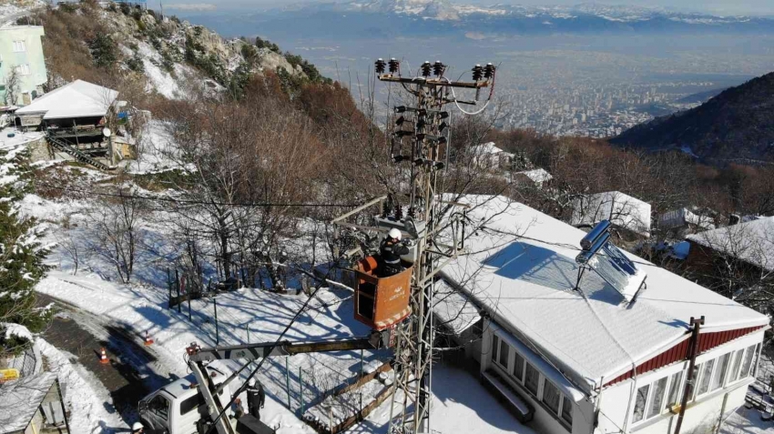  Karlı yolları aşıp kesintisiz elektrik için mücadele veriyorlar