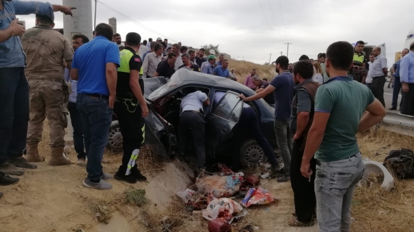 Otomobil elektrik direğine çarptı: 2 ölü, 2 yaralı