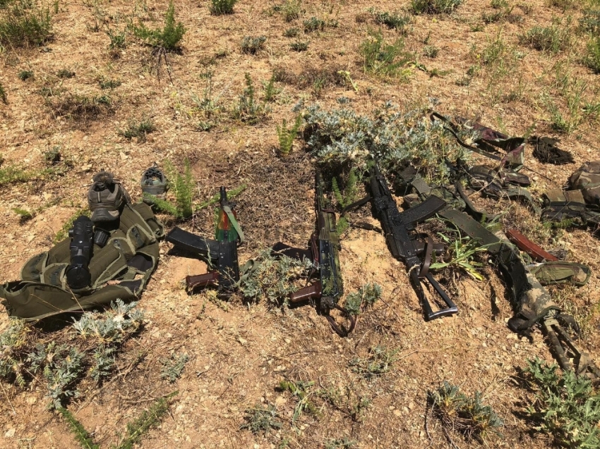 Hakkari’deki terör operasyonlarında silah ve mühimmat ele geçirildi