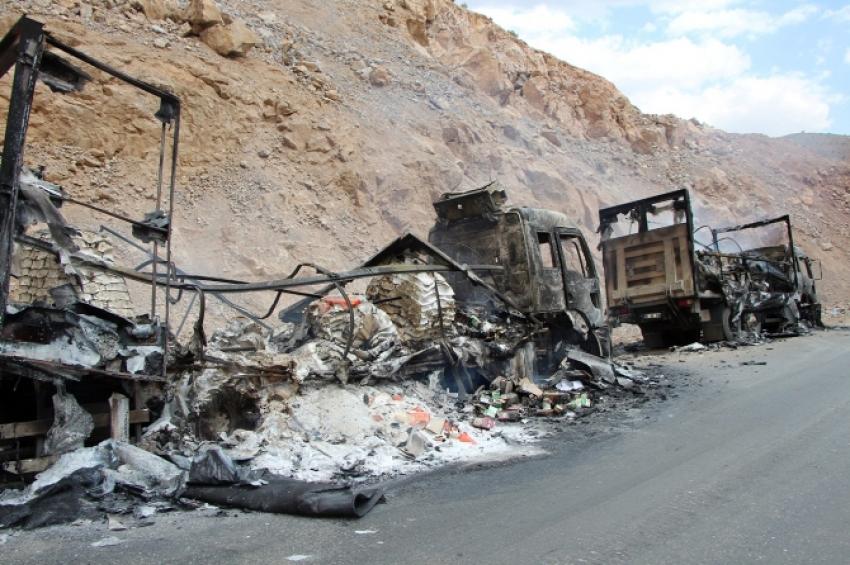 PKK’lılar yine araç yaktı