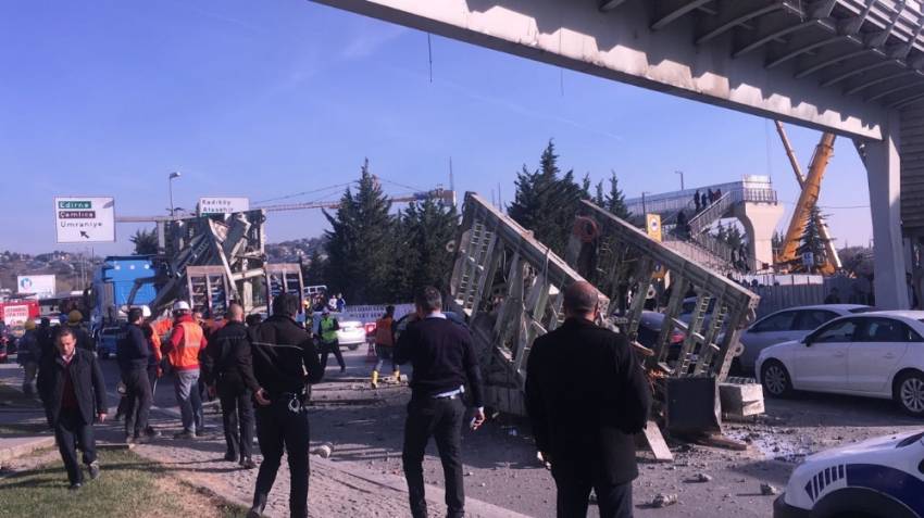 İstanbul’da tır üst geçide çarptı