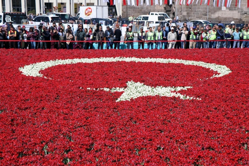 Lalelerden yapılan Türk bayrağı rekorlar kitabında