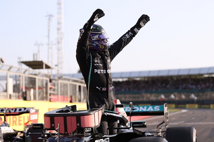 F1 Büyük Britanya Grand Prix'sinde sıralama turlarının galibi Lewis Hamilton