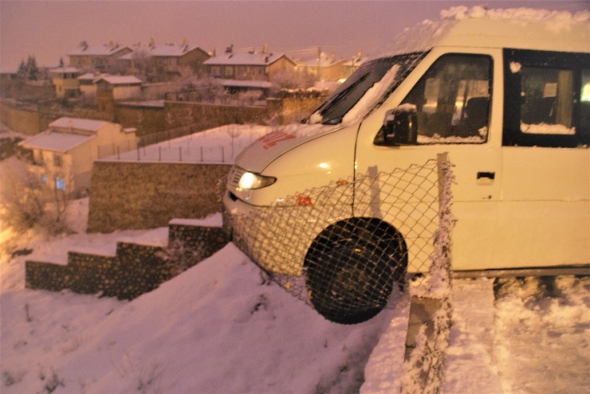 Direksiyon başında kalp krizi geçirdi, minibüs tellere asılı kaldı