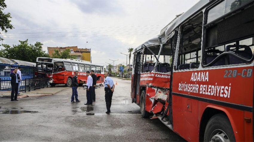 İki belediye otobüsü çarpıştı