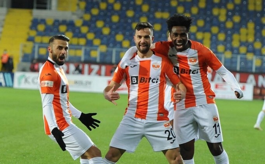 Adanaspor deplasmanda galip