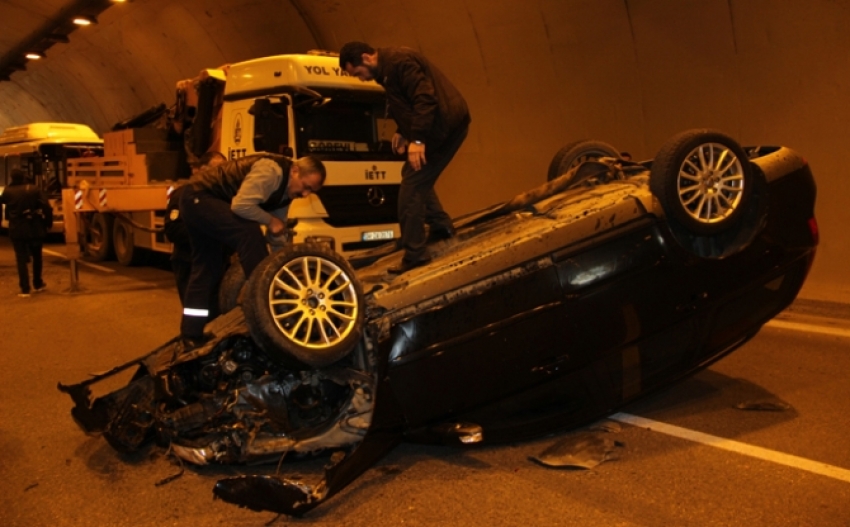 Otomobil polis aracına çarptı: 2 yaralı