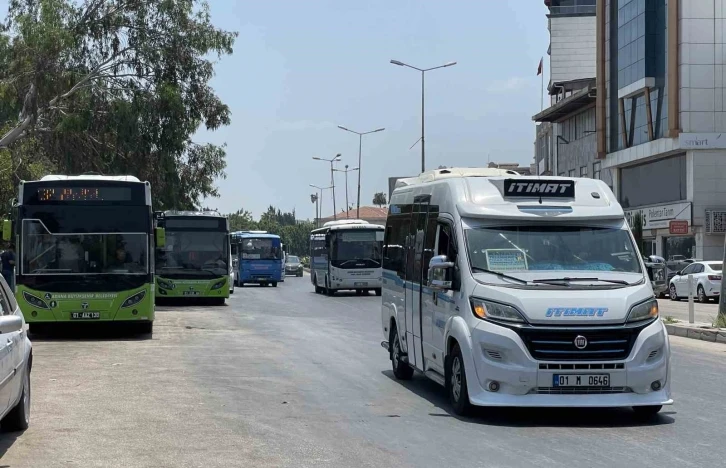 Adana’da 50 derecede dolmuşta vatandaşa ’klima’ çilesi
