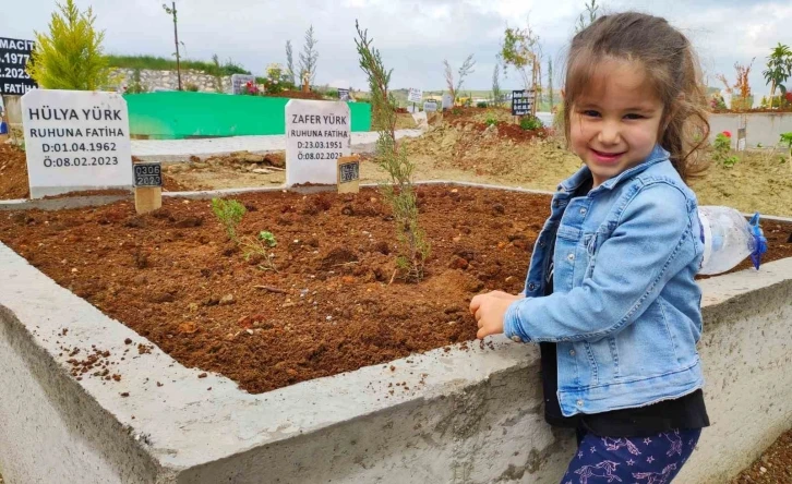 Adana’da buruk bayram: Depremde ölenlerin kabirlerine şeker bıraktılar
