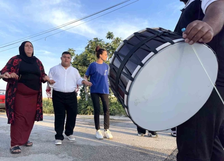 Adana’da down sendromlu Ramazan temsili ’askere’ gitti
