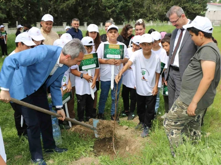 Adana’da okul bahçesine meyve fidanı dikildi
