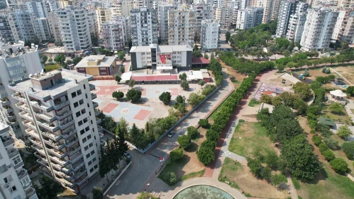 Adana’da okulların yanındaki ağır hasarlı binalar tehlike saçıyor
