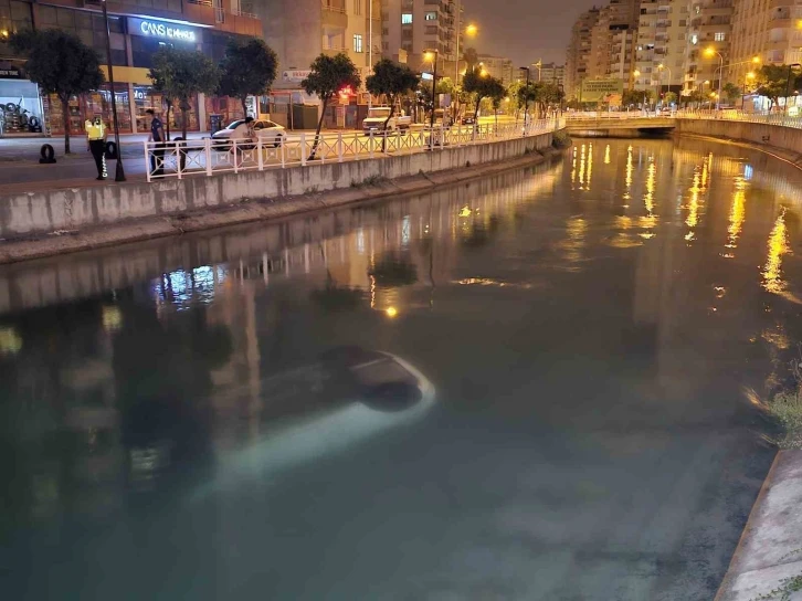 Adana’da virajı alamayan otomobil sulama kanalı düştü: 3 yaralı
