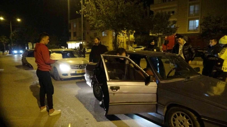 Adanalı gençlerden görev yapan polislere tatlı ikramı
