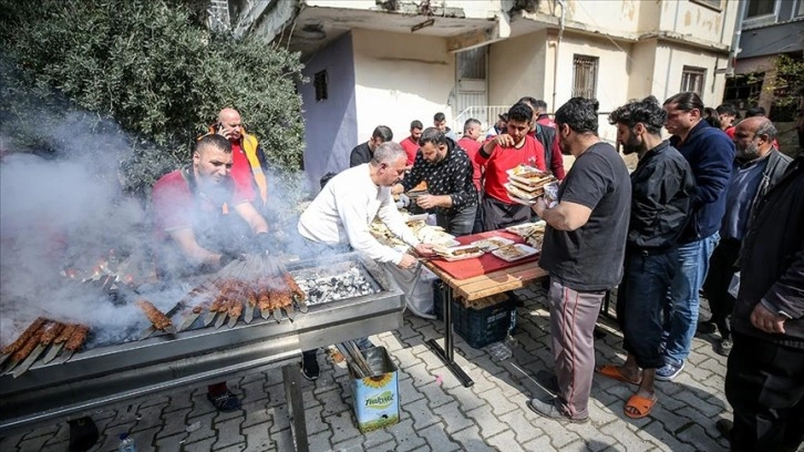 Adanalı kebap ustasından Hatay'daki depremzedelere ikram