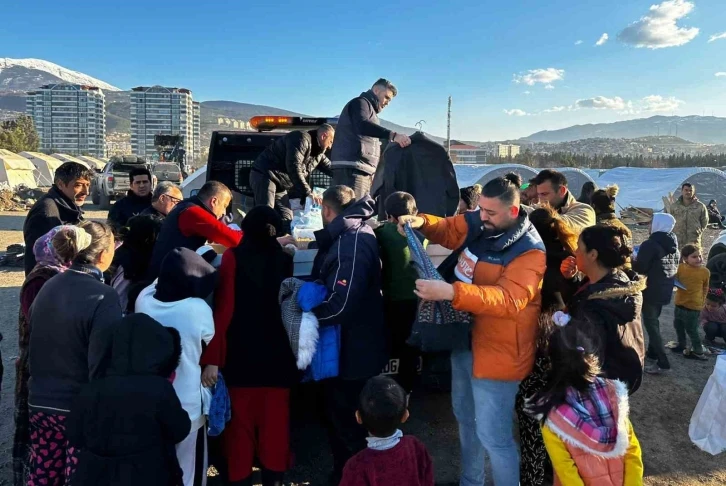 Adanalı kebapçı depremzedelere kıyafet ve oyuncak dağıttı
