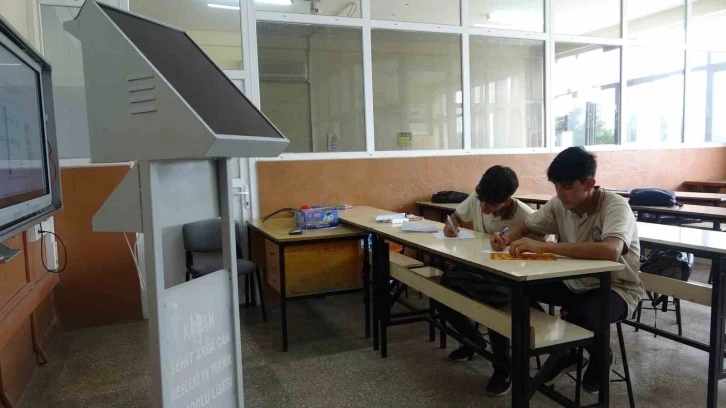 Adanalı meslek lisesi öğrencileri afetlerden ilham aldı, güneş enerjisi sistemiyle çalışan şarj istasyonu üretti
