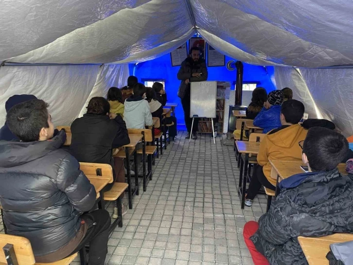 Adıyaman’da çocuklar çadır sınıflarda ders başı yaptı, İstiklal Marşı’nı okudu
