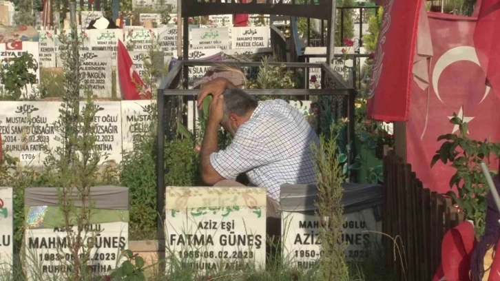 Adıyaman’da depremzedeler mezarlıklara akın etti
